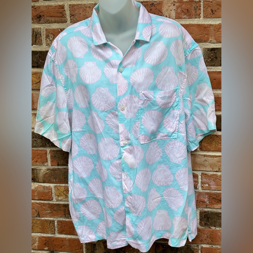 H&M Resort Shirt , Relaxed Fit. Back Yoke. Seashells on Light Blue . Men’s Large